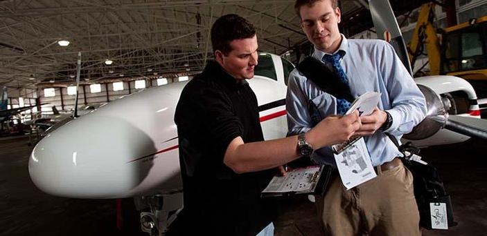 一名航空专业的学生和教官复习最后一分钟的指导